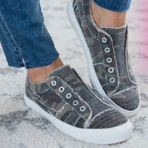 Corkys Womens Babalu Camouflage Slip On Sneakers. Size 10